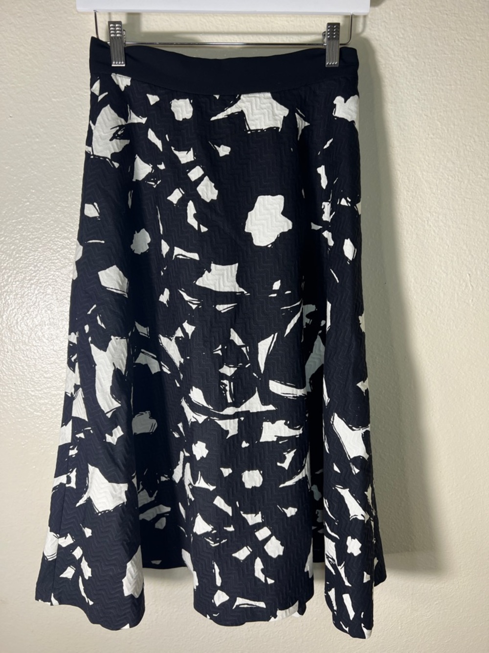 Banana Republic Black & White Printed Midi Skirt size 4 - Picture 8 of 8